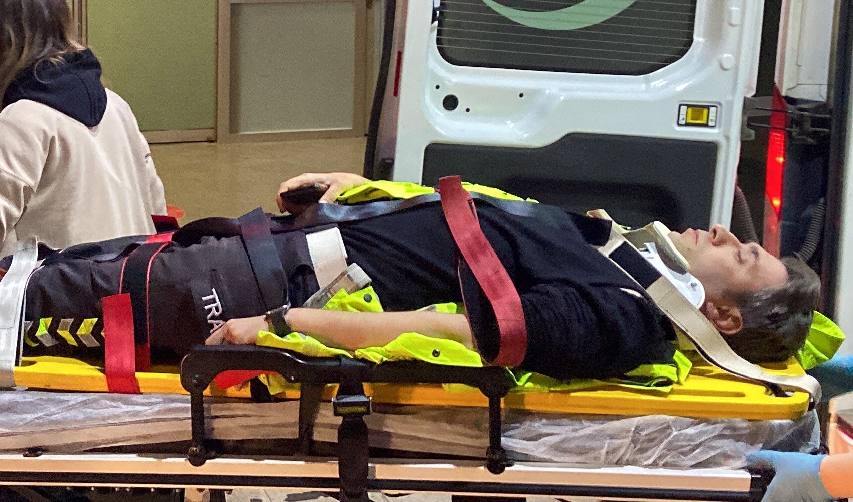 Auto della polizia si schianta contro le barriere sulla TEM