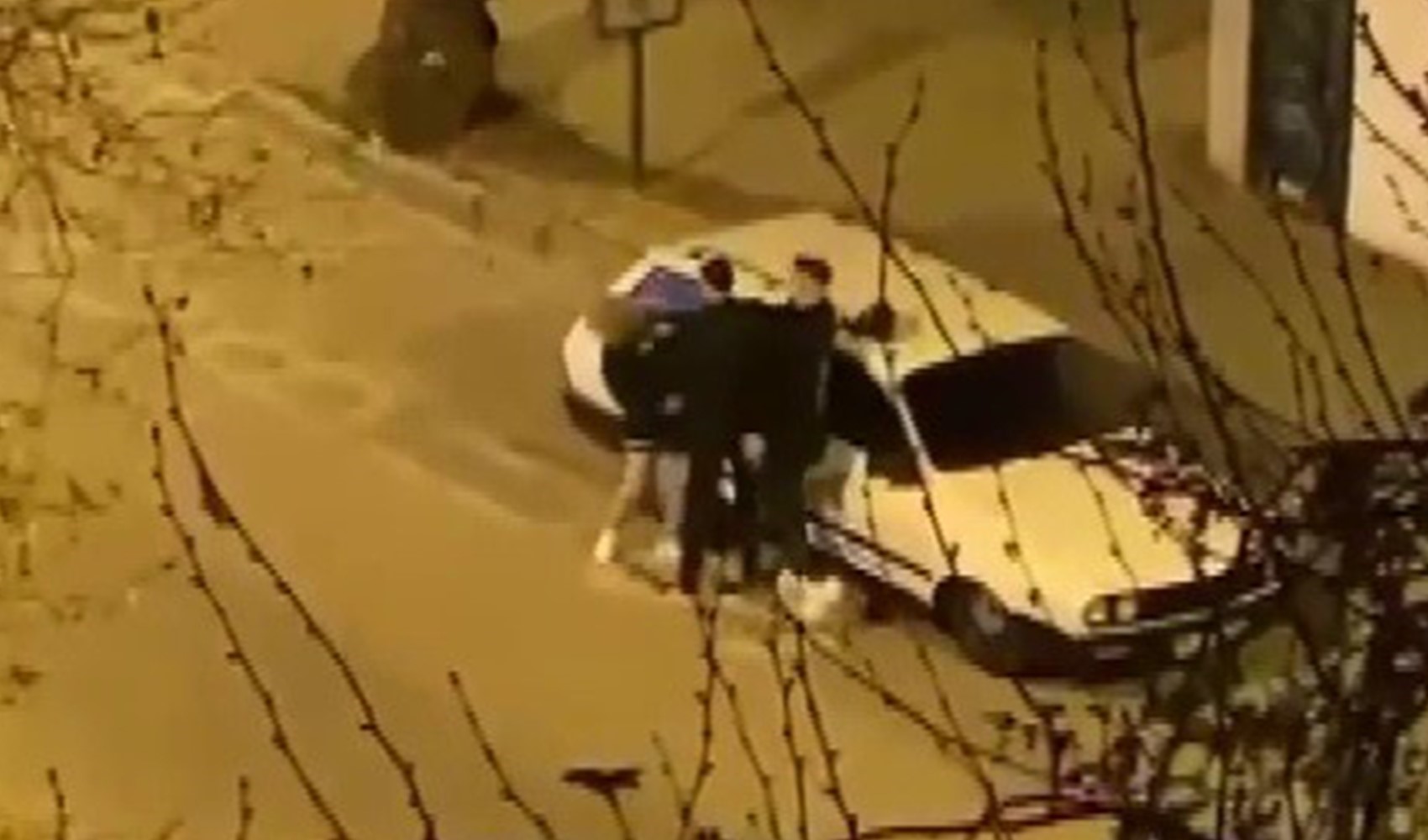 İzmir'de dehşet görüntüler: Genç kadına sokak ortasında tekme tokat saldırdı!