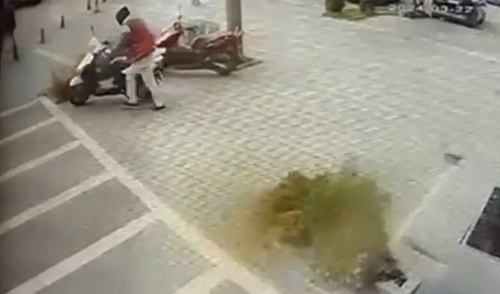 Ladro di motociclette ripreso dalle telecamere di sicurezza!