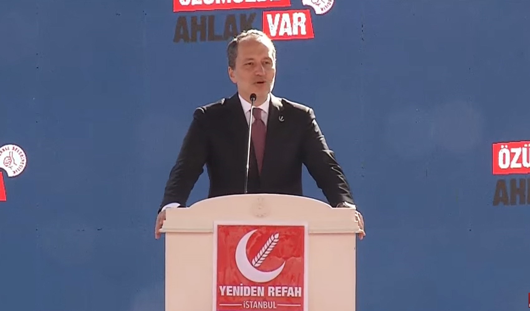 Erbakan punta l'economia al comizio del suo partito in Piazza 15 Luglio a Zeytinburnu: 'Non hanno lasciato rincari non applicati ai trasporti'