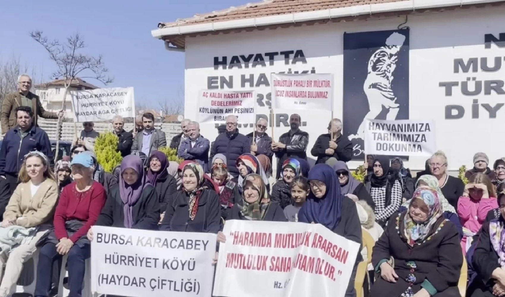 Protesta degli abitanti del villaggio contro l'AKP a Bursa: le loro terre di proprietà erano state confiscate