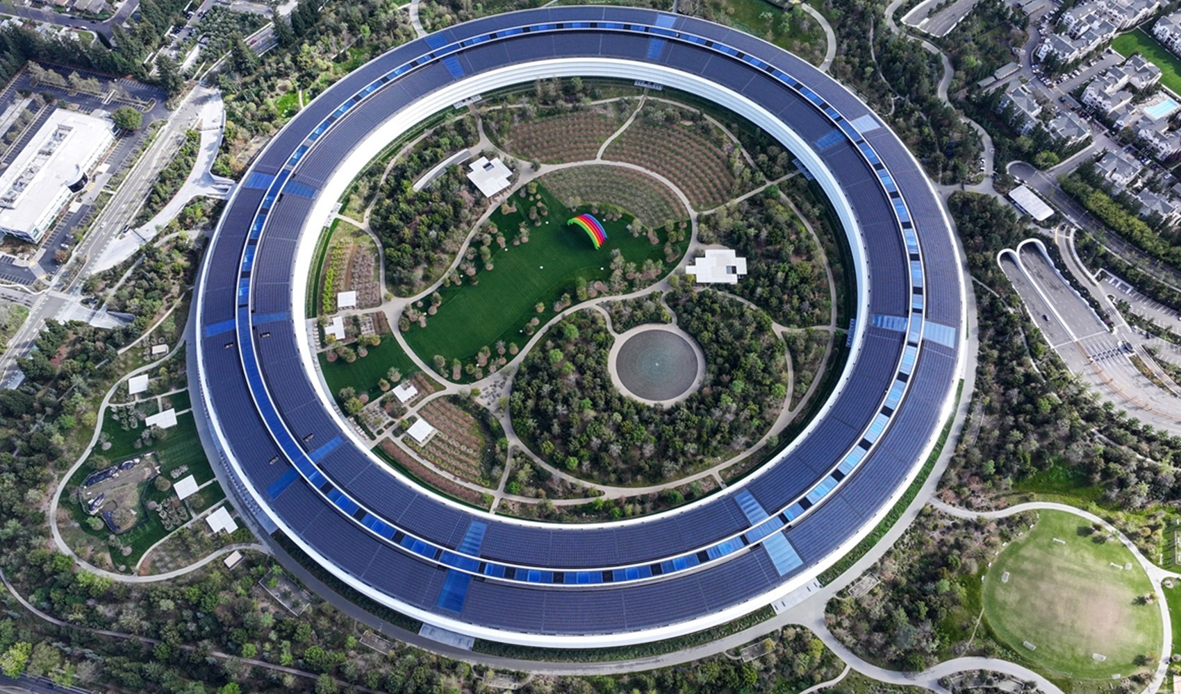 Apple şirketinin genel merkezi 'Apple Park' havadan görüntülendi