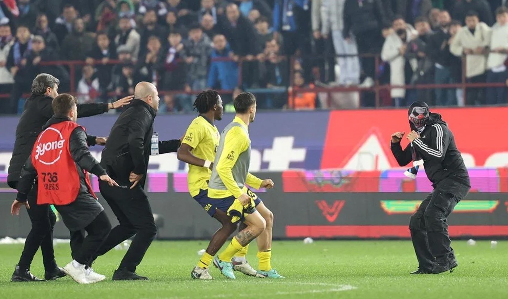 Bright Osayi-Samuel, Trabzonspor maçı olaylarıyla ilgili açıklama yaptı! 'Nefsi müdafaaydı'