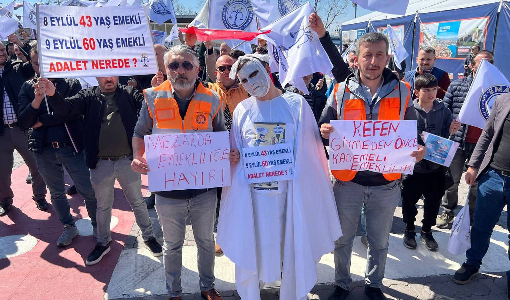 Protesto con 'sudari' a Kadıköy da parte di chi chiede giustizia pensionistica