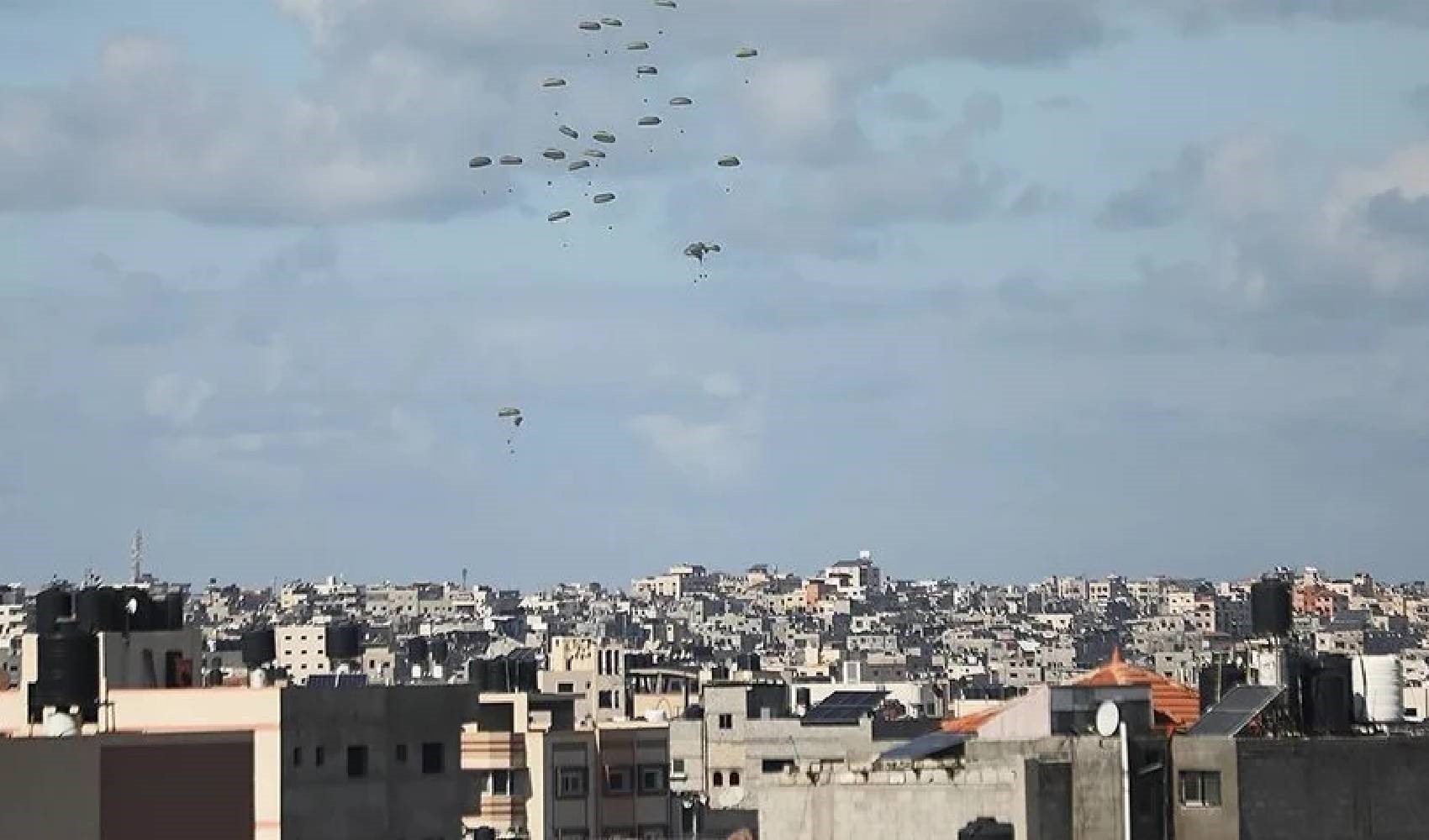 Tragedia degli aiuti a Gaza: 12 palestinesi annegati, 6 schiacciati