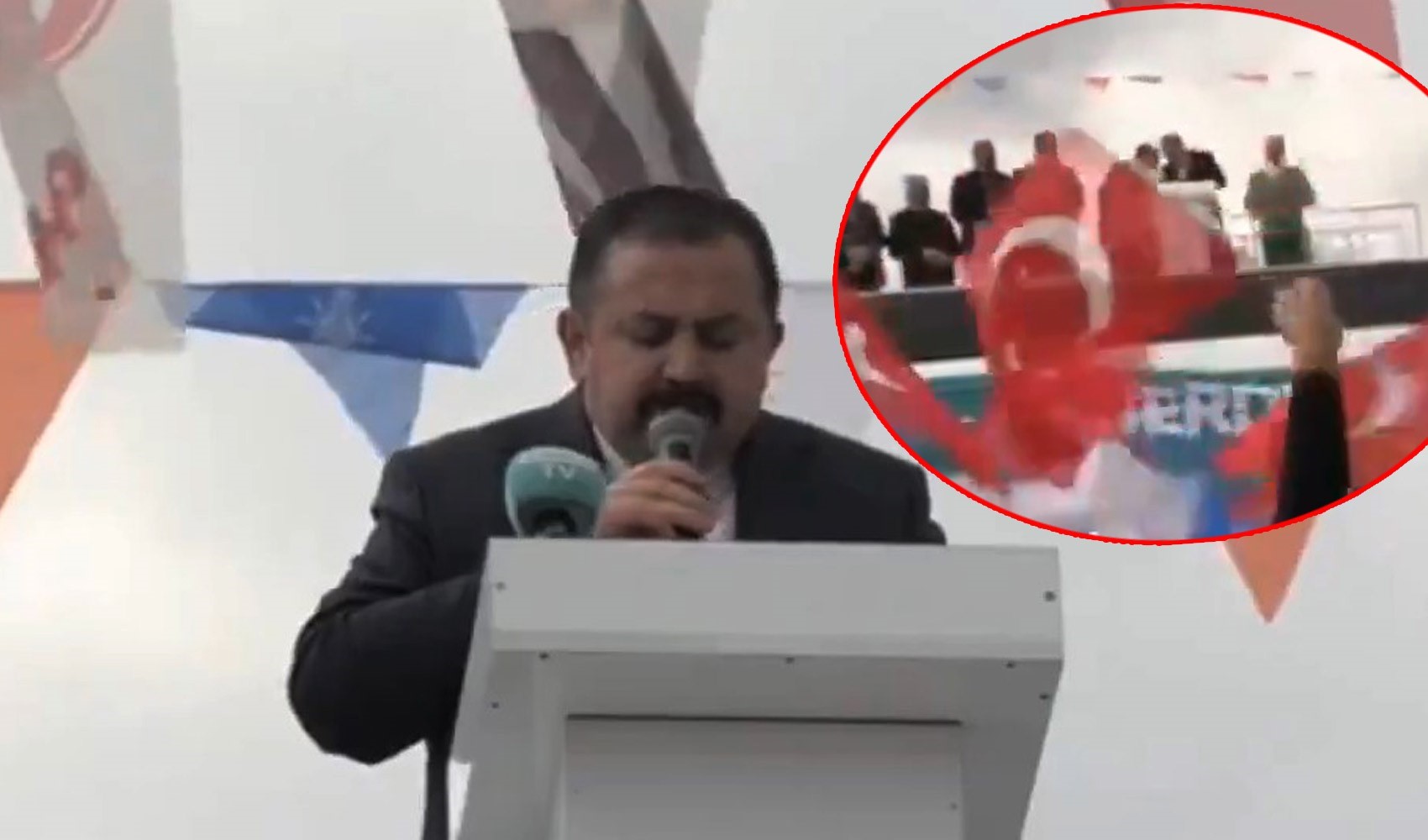 Candidato dell'AKP dimentica il microfono acceso, l'insulto pronunciato si sente in tutta la piazza