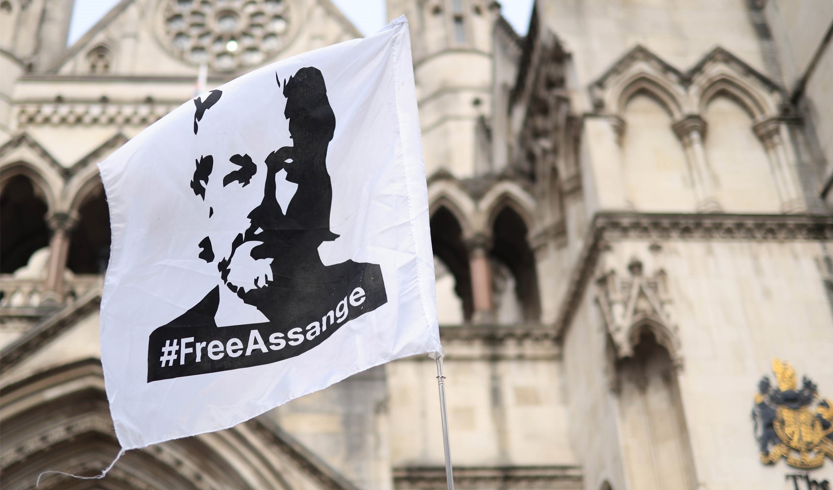 Sospesa l'estradizione di Assange negli Stati Uniti