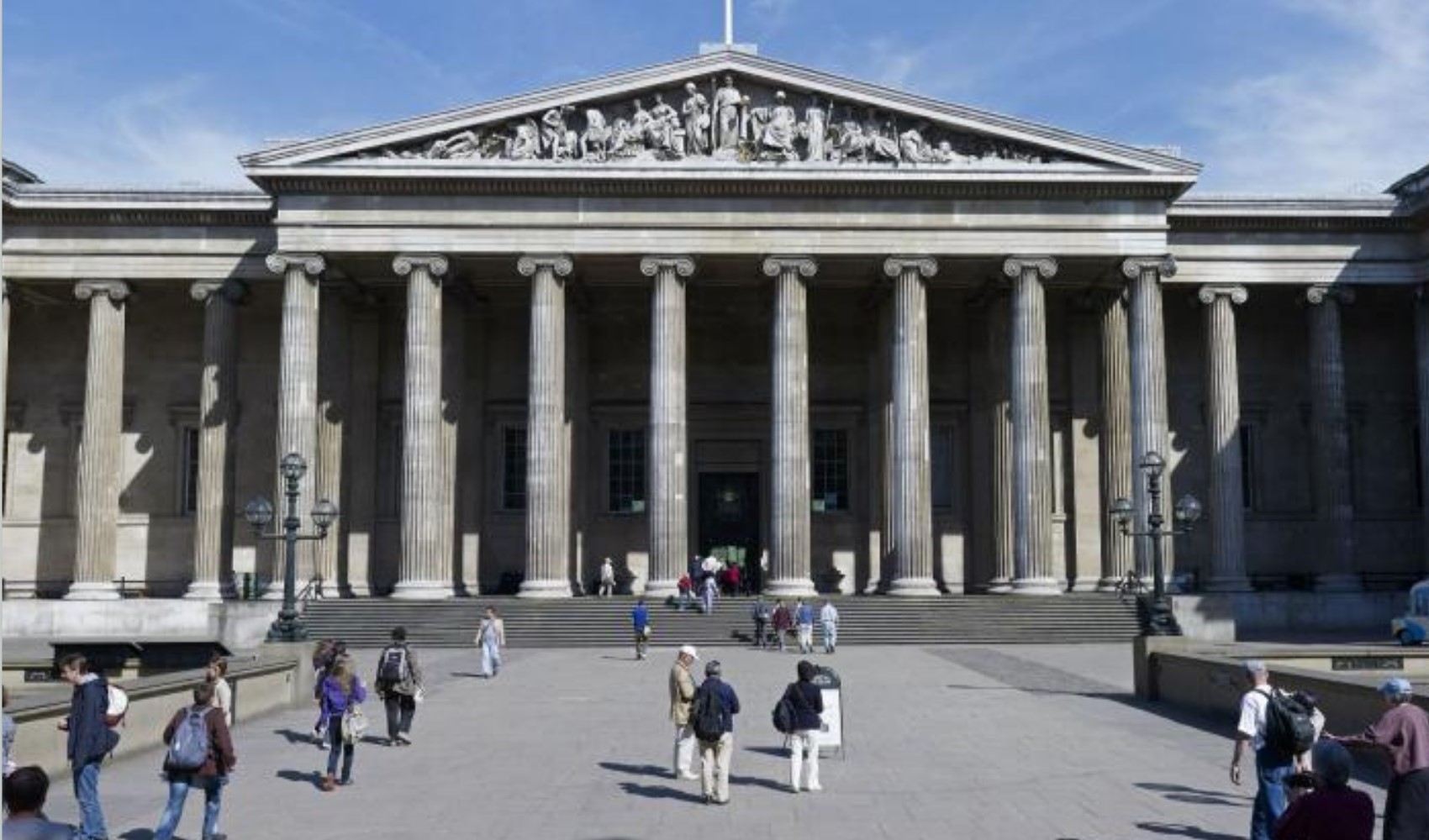 Dünyanın en çok ziyaret edilen müzesi soyuldu