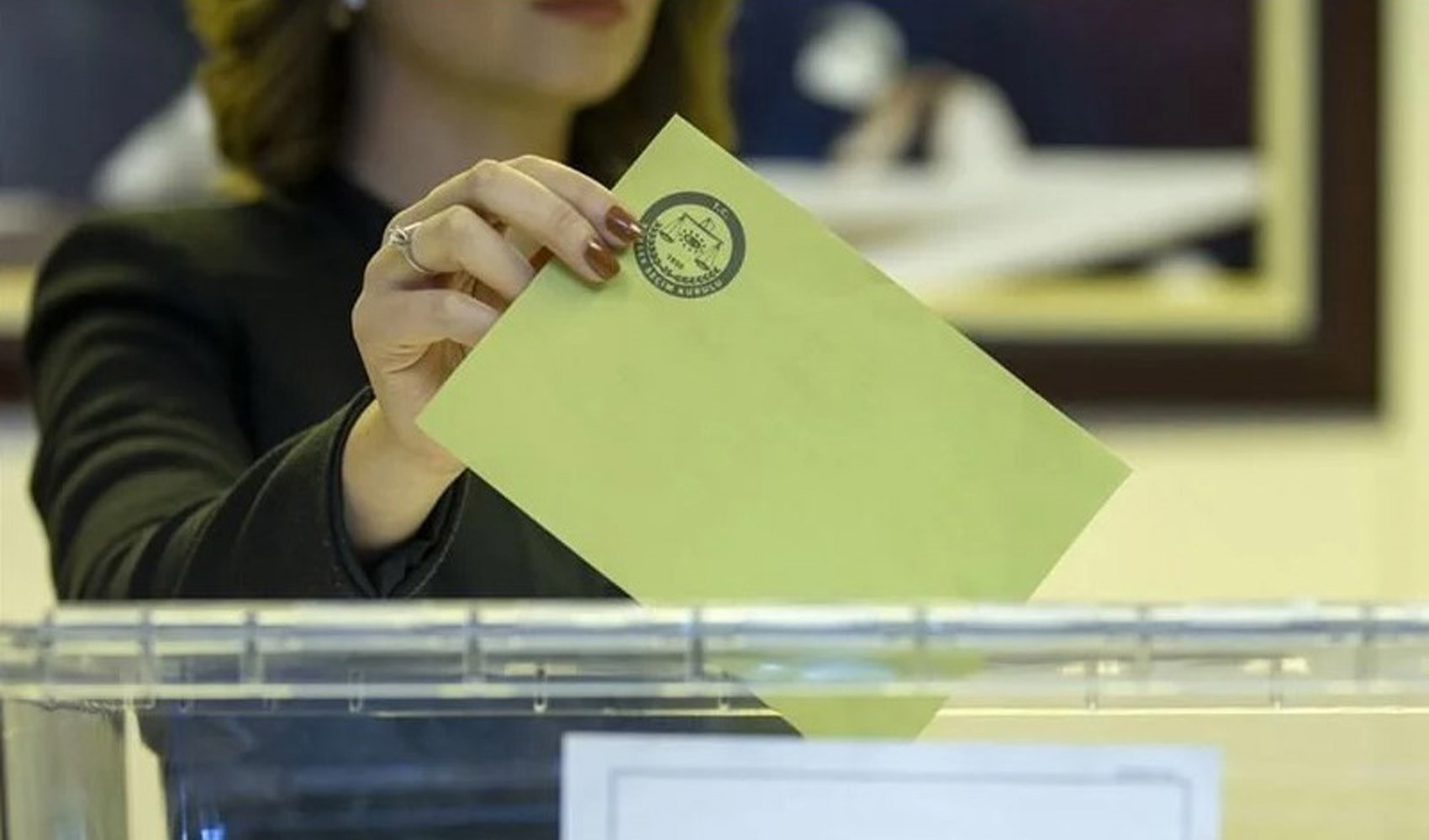 Nevşin Mengü richiama l'attenzione sulle carenze nella formazione dei seggi elettorali e avverte: 'Proteggete le urne'