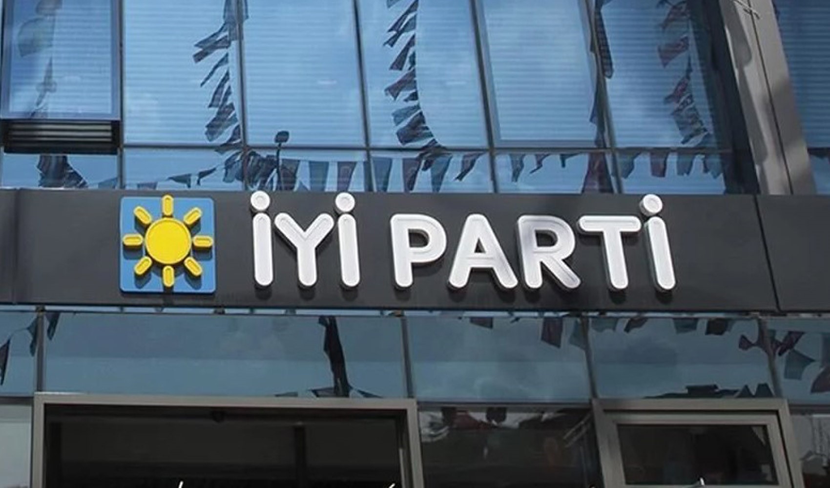 Il candidato sindaco dell'İYİ Parti si ritira a favore dell'AKP