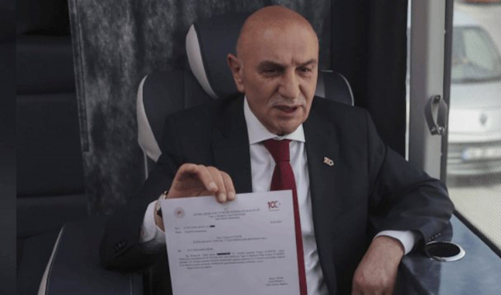 Turgut Altınok mostra il documento che smentisce il possesso di 600 immobili ad Antalya