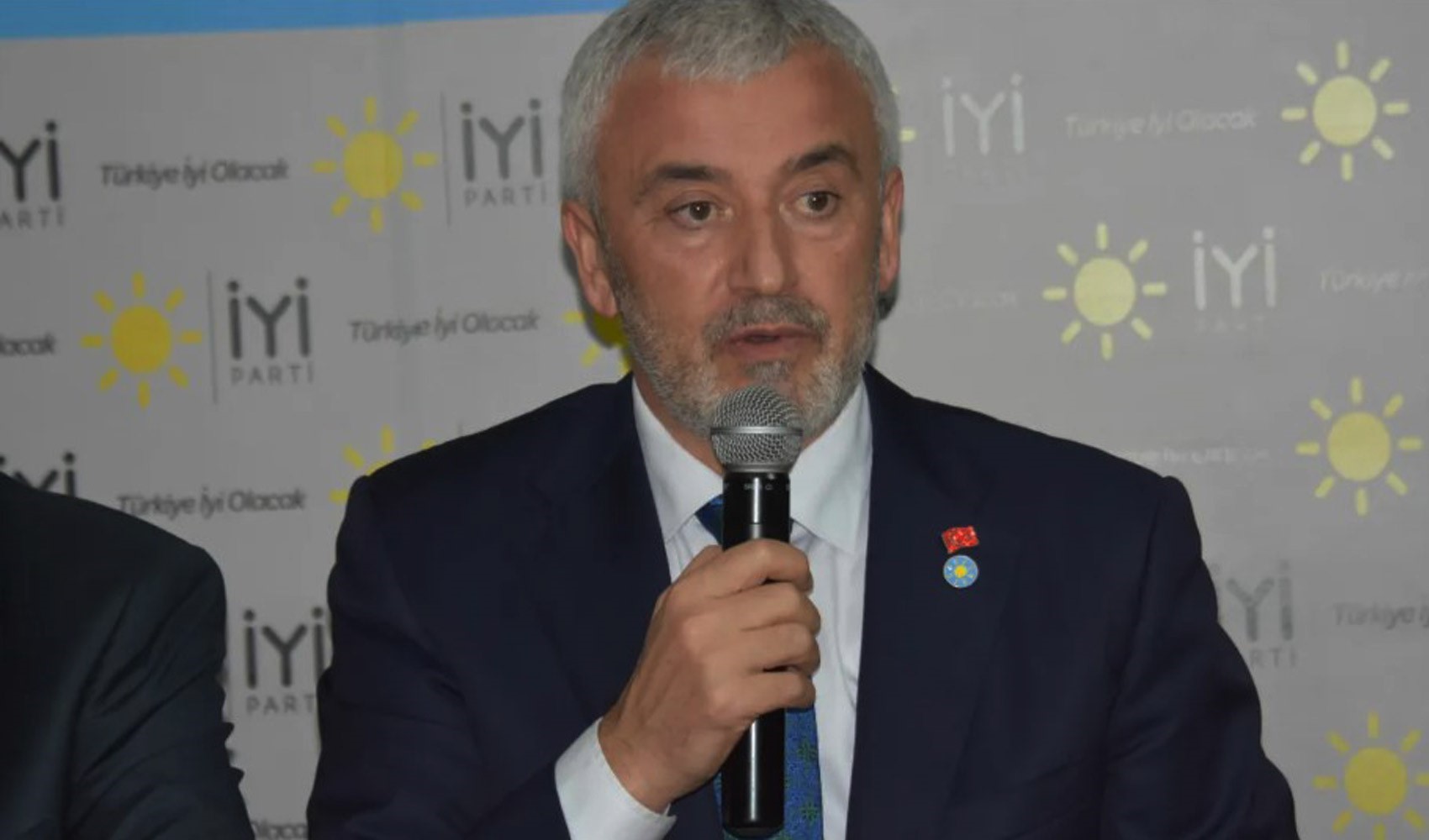 Candidato dell'İYİ Parti denuncia di essere stato vittima di ricatto dal palco del comizio