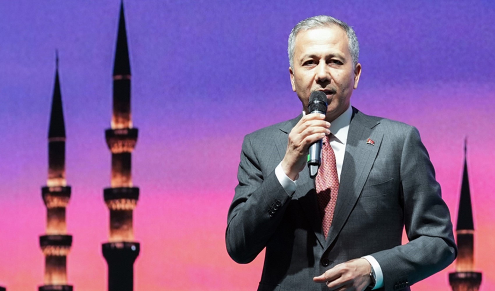 Il Ministro dell'Interno Yerlikaya chiede voti per Murat Kurum dopo aver annunciato le misure per la sicurezza elettorale