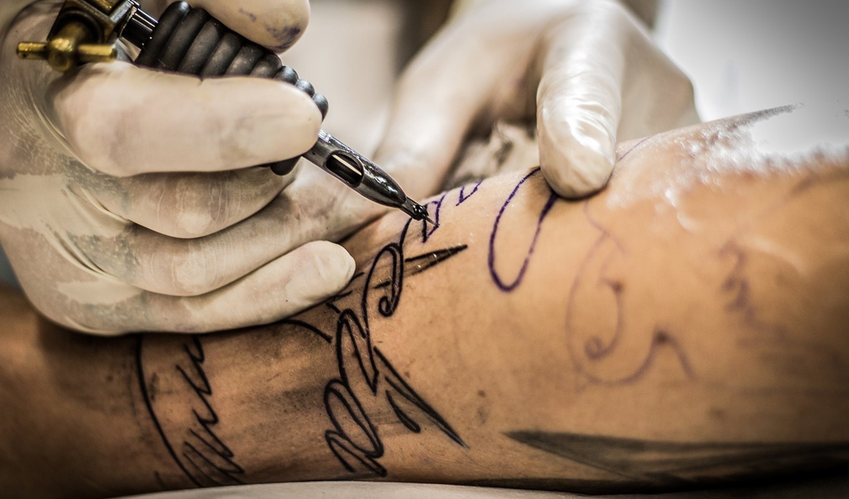 La verità spaventosa sugli inchiostri per tatuaggi: sostanze chimiche non dichiarate in etichetta minacciano la nostra salute!