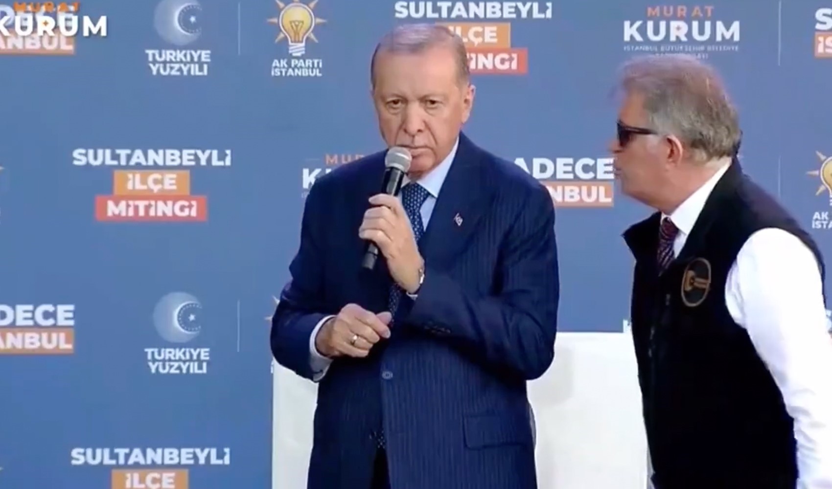 Erdoğan, Kurum'un nerede olduğunu unuttu: Görevli böyle uyardı