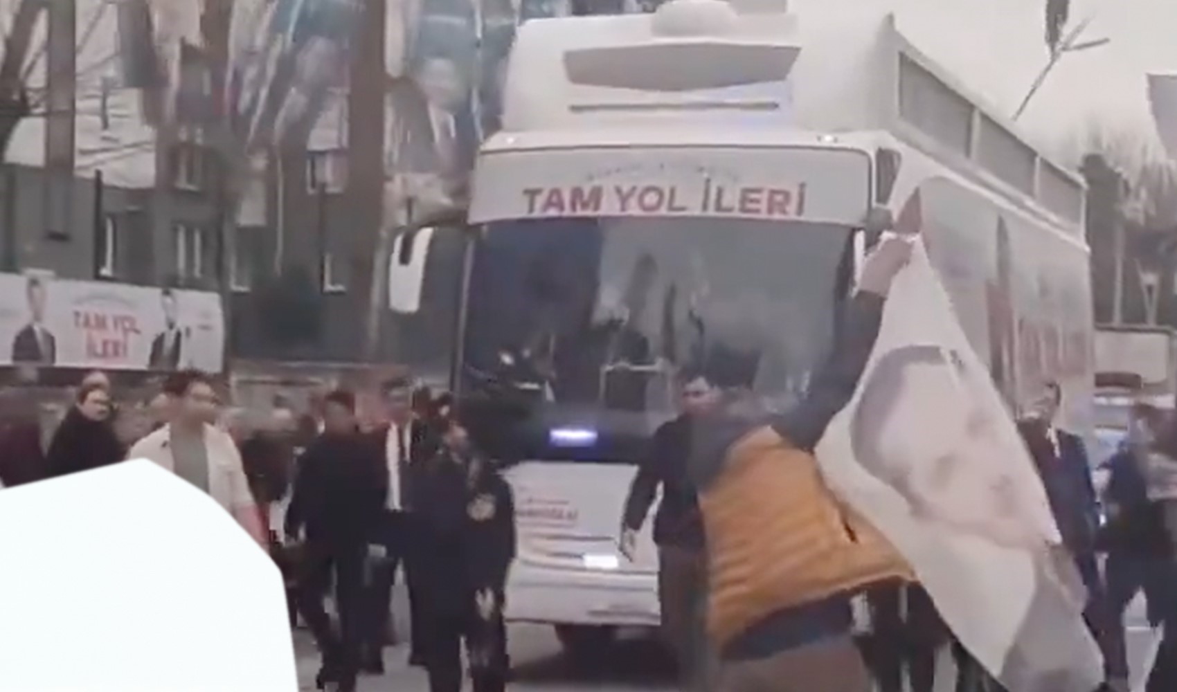 Ekrem İmamoğlu'nun seçim otobüsünden 'rabia' işareti yapanlara yanıt: Akaryakıtın 44 lira olmasına isyan eden hanımefendiler haklısınız