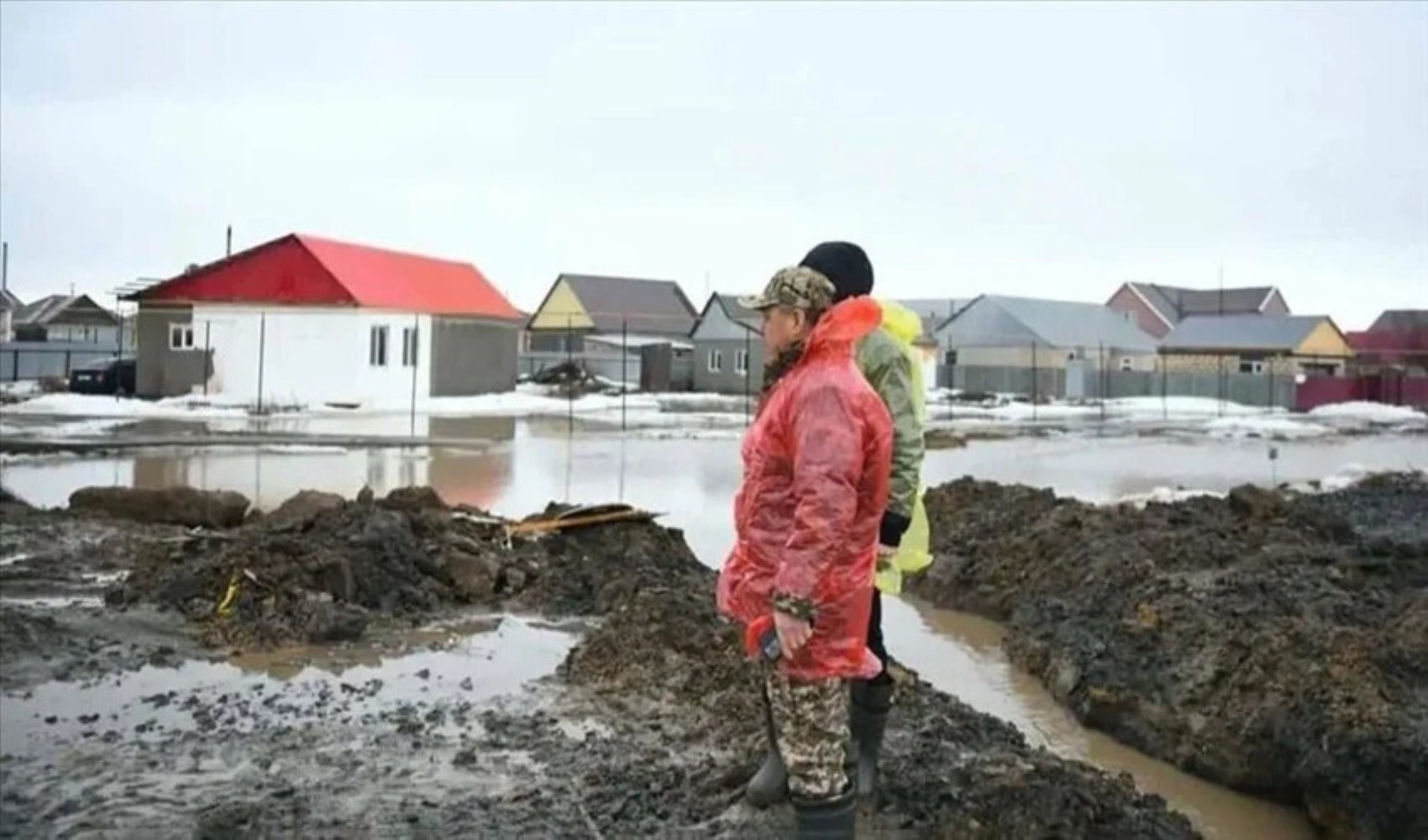 Binlerce kişi helikopter ve botlarla tahliye edildi: Kazakistan'da sel felaketi