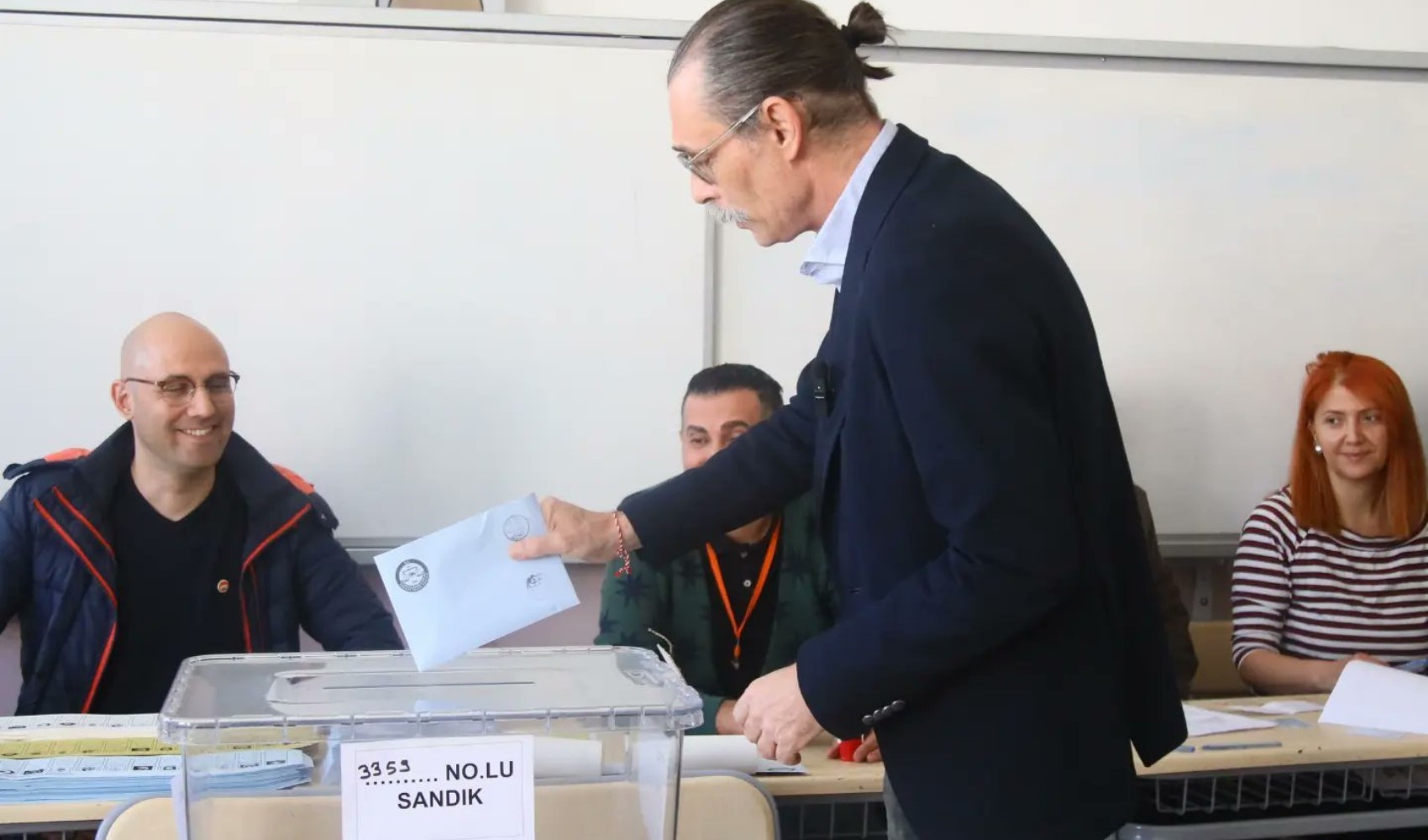 Ünlü isimler 31 Mart yerel seçimlerinde sandık başında: Oylarını böyle kullandılar