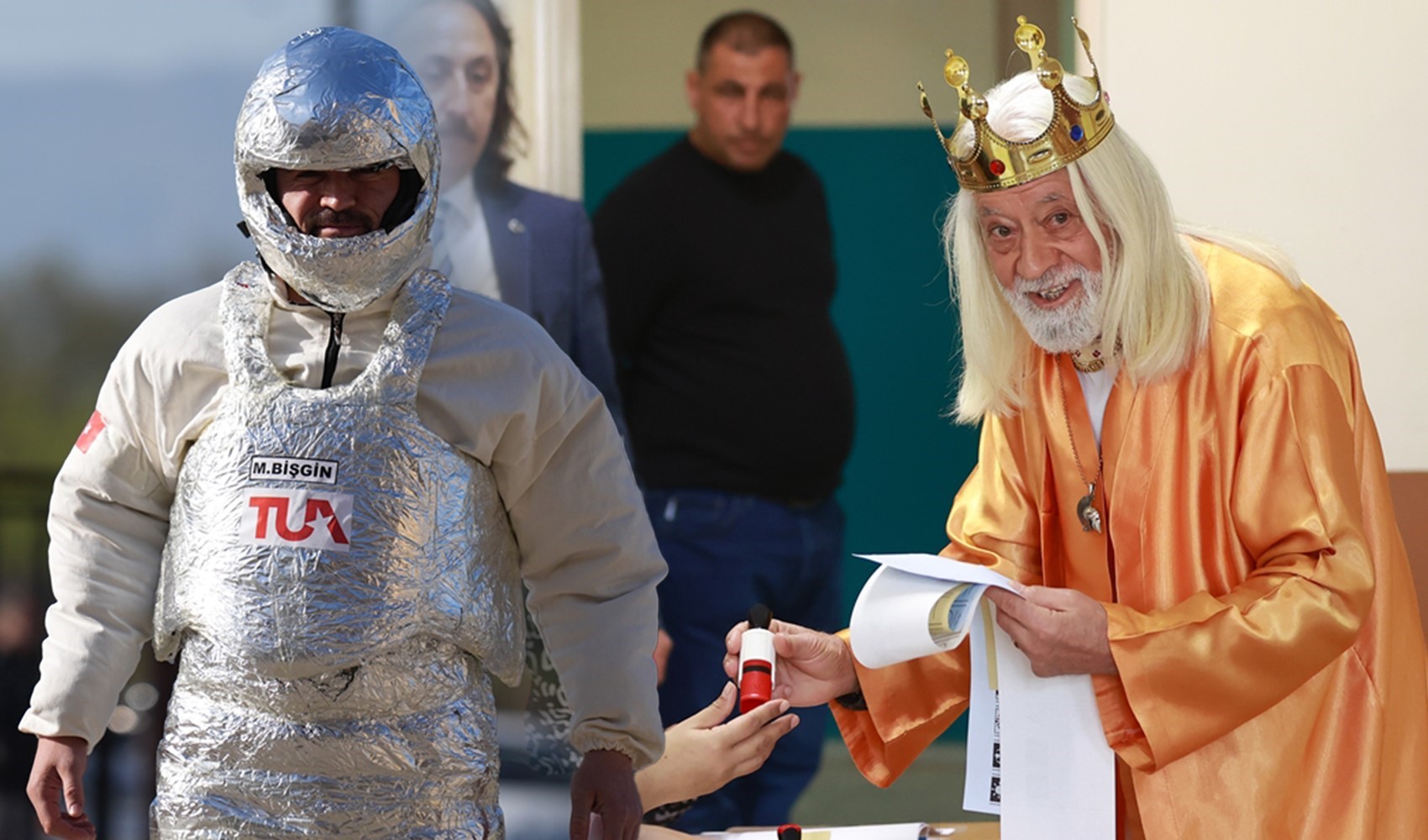 Türkiye’den seçim manzaraları: Oy kullanmaya kral ve astronot kostümüyle gittiler