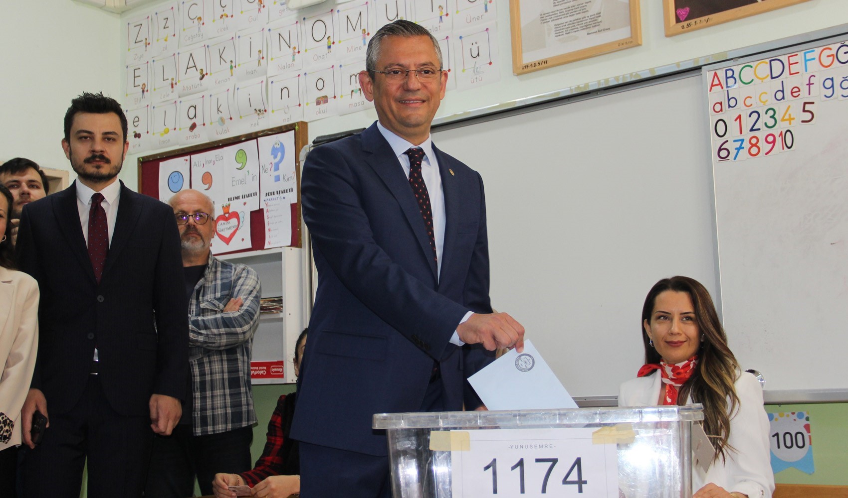 CHP lideri Özel'in sandığından CHP adayı çıktı