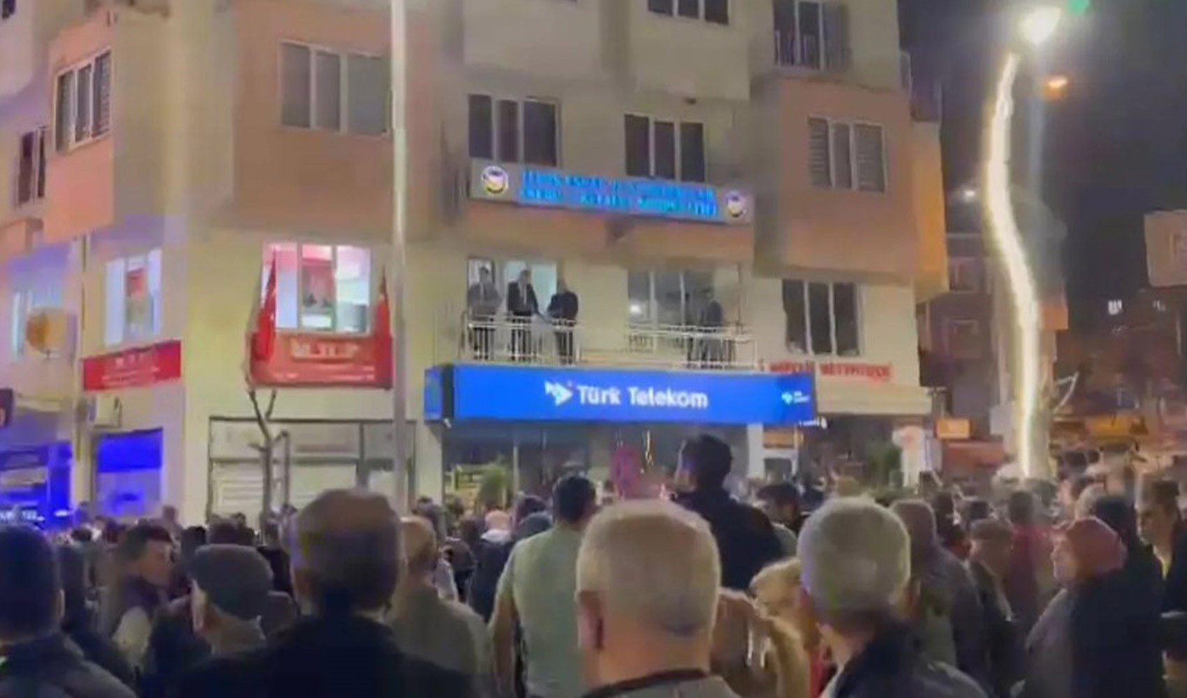 CHP'nin seçim kutlamasında parti binasının balkonu çöktü