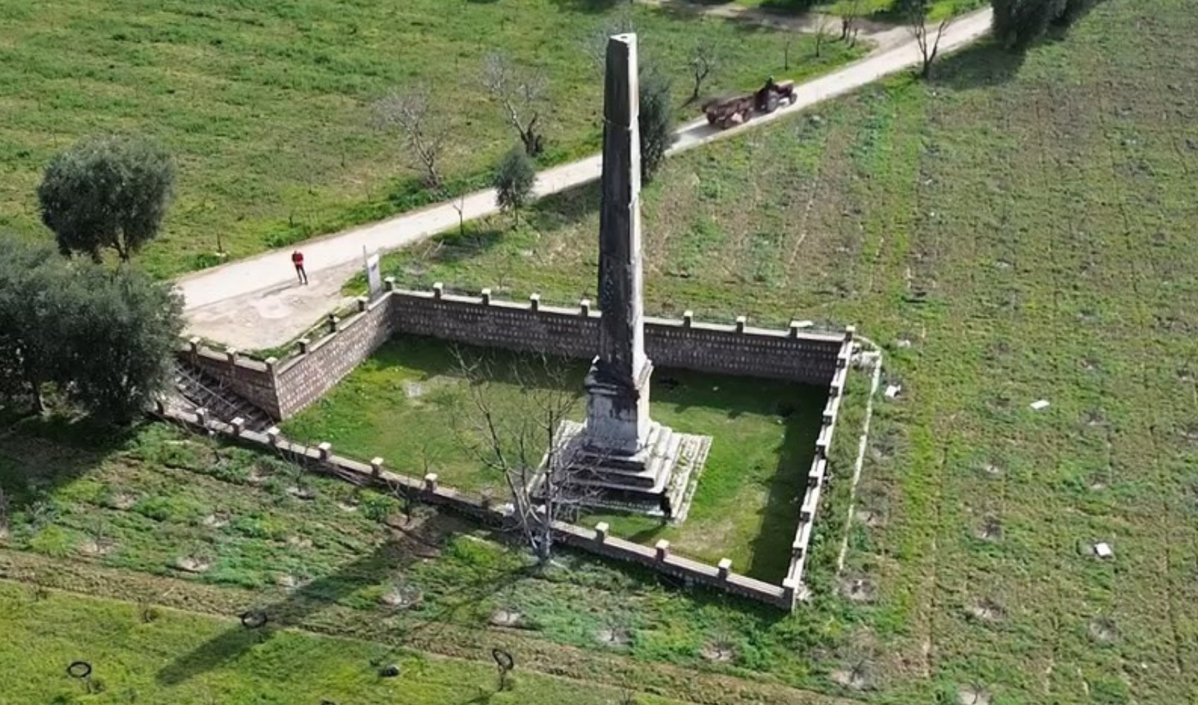 Roma dönemine ait mezar anıtı: Şeftali bahçesinin tam ortasında 2 bin yıllık tarih
