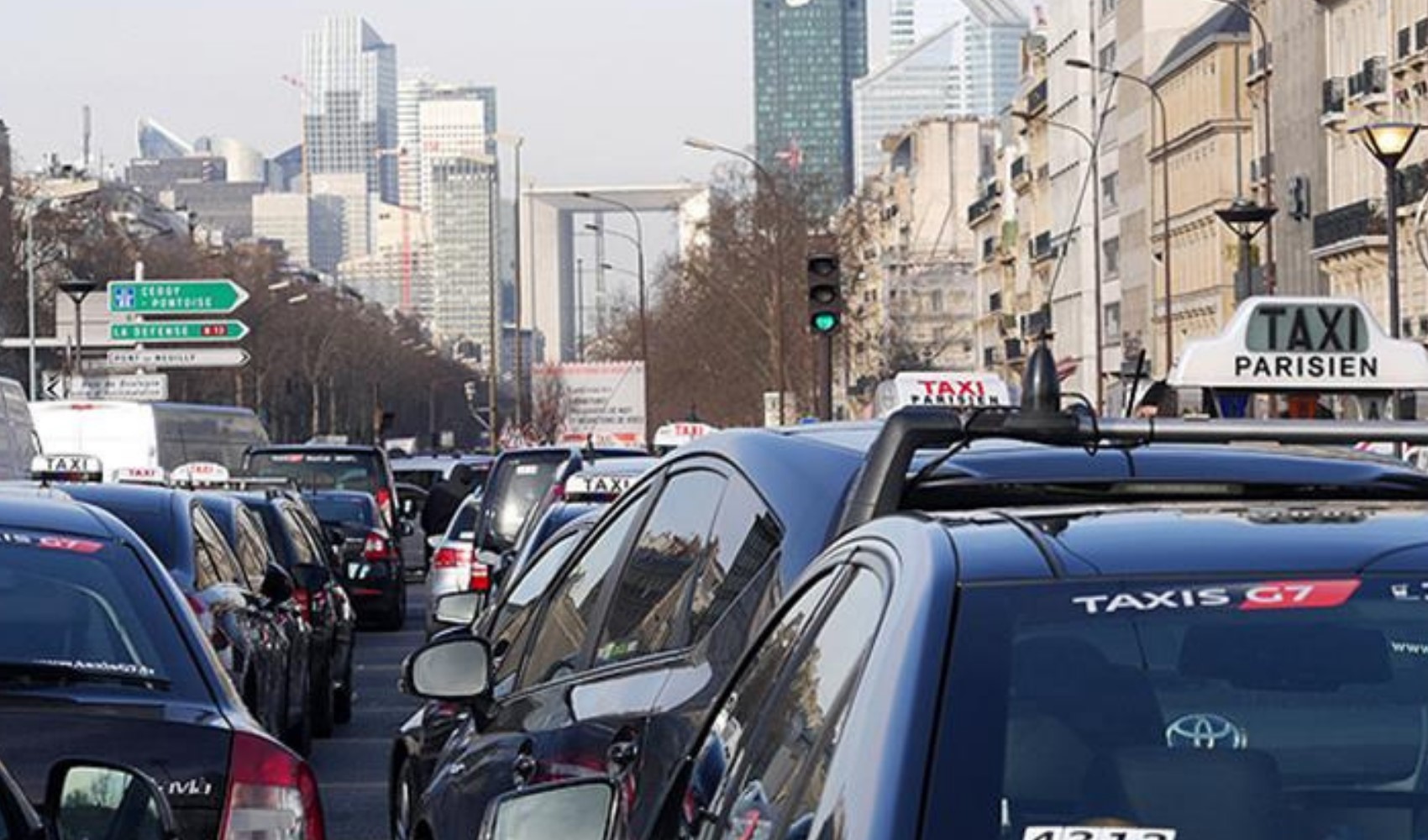 Fransa'da taksiciler Paris'e giden otoyolu trafiğe kapattı