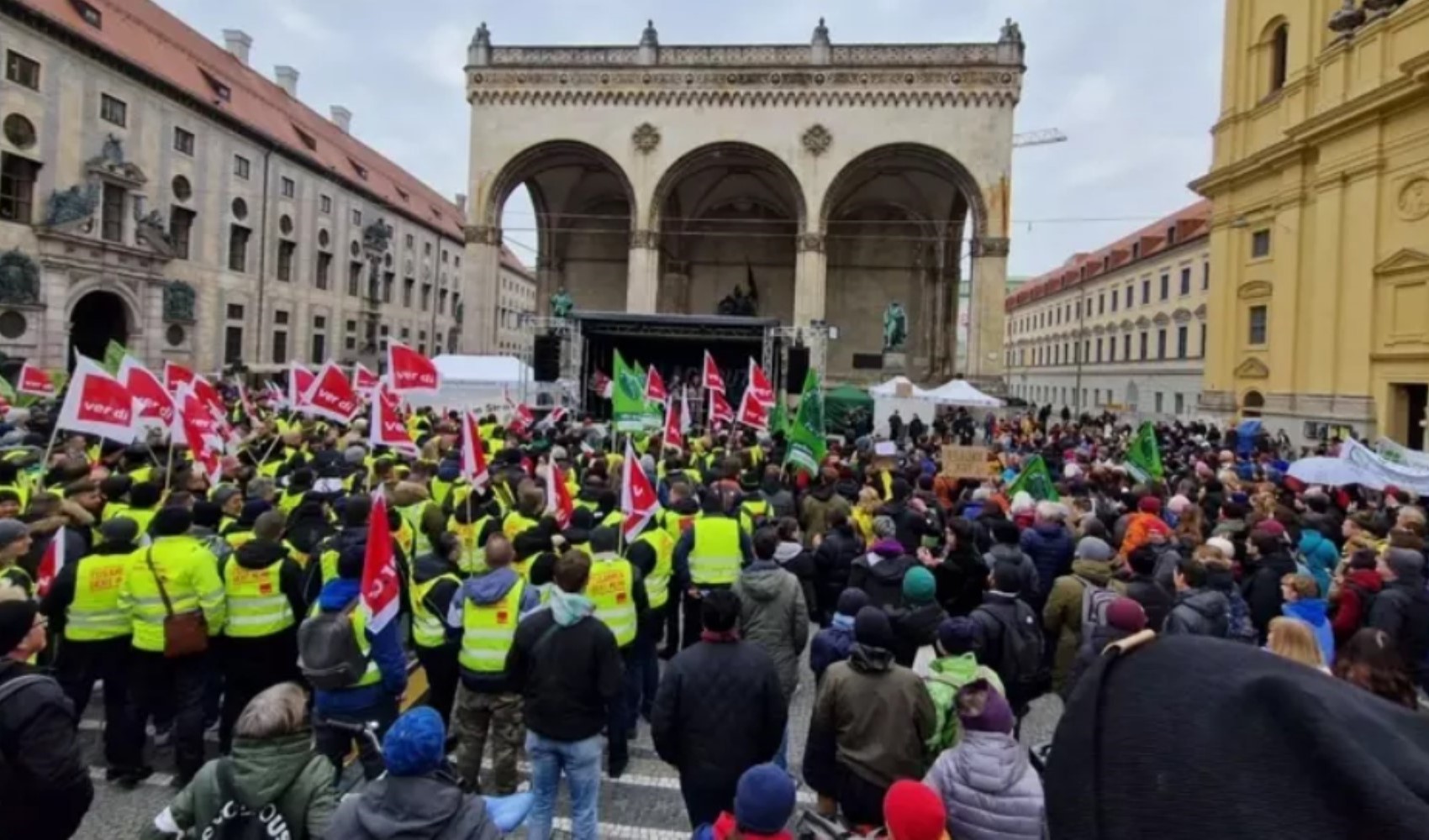 Almanya'da grev: Binlerce uçuş ve tren seferi iptal edilecek