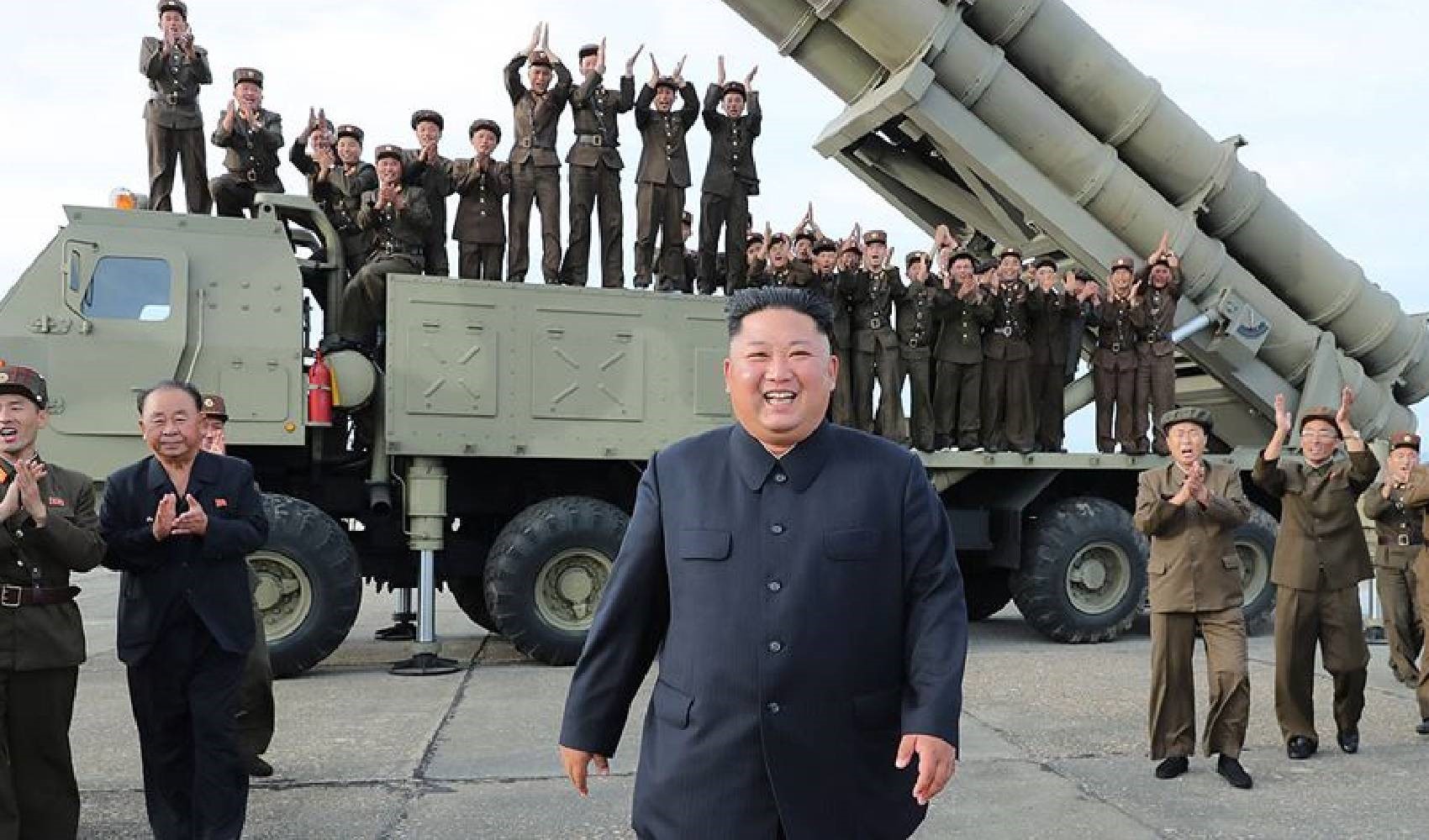 Kuzey Kore lideri Kim Jong-un, askeri personel ve füze sistemi önünde görülüyor.