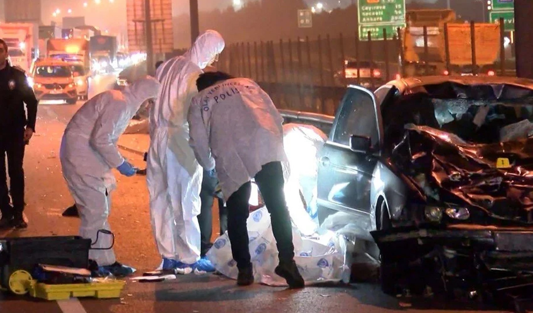 TEM'de feci kaza! Otoyola giren yayalara otomobil çarptı: 5 kişi hayatını kaybetti