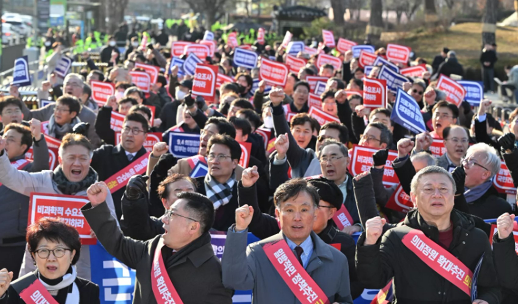 Güney Kore'de doktor krizi devam ediyor: Hükümet yaptırımlara başladı!