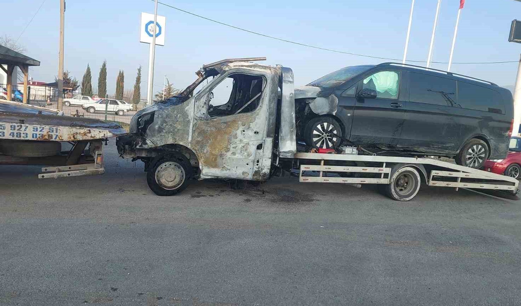 Mustafa Destici'nin aracını taşıyan çekici yandı