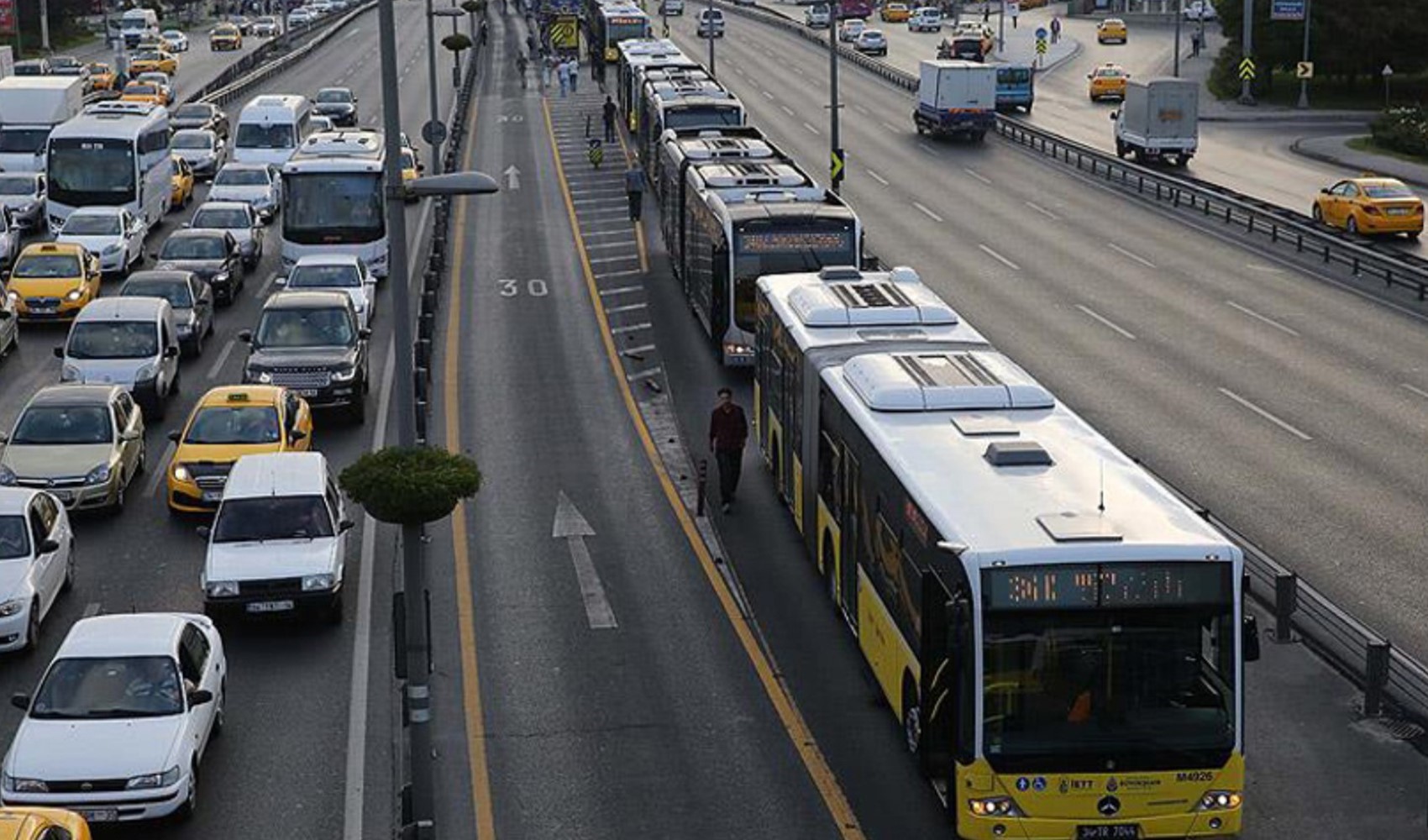 İstanbul'da metrobüs kazası! İki metrobüs çarpıştı