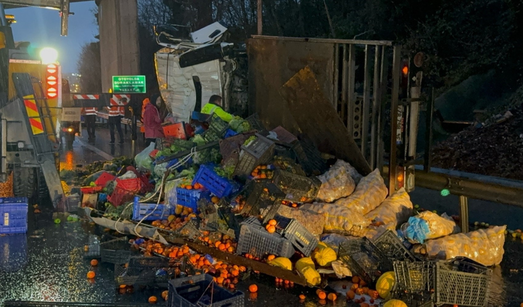 Incidente a Beykoz! Scontro tra un autobus pubblico privato e un camion carico di verdure