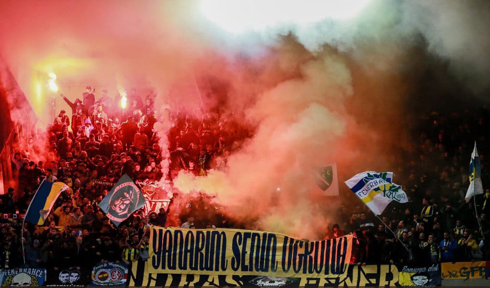 Fenerbahçe'den taraftara meşale ve yabancı madde uyarısı: Deplasman cezası gelebilir!