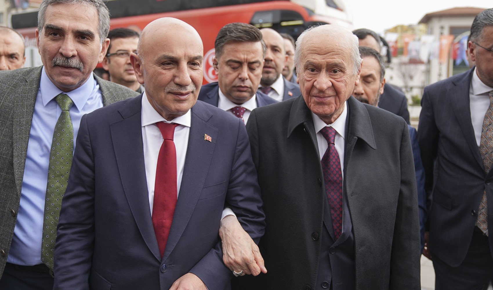 Bahçeli sahaya inmişti: 'AKP, Ankara'da havlu atmak üzere'
