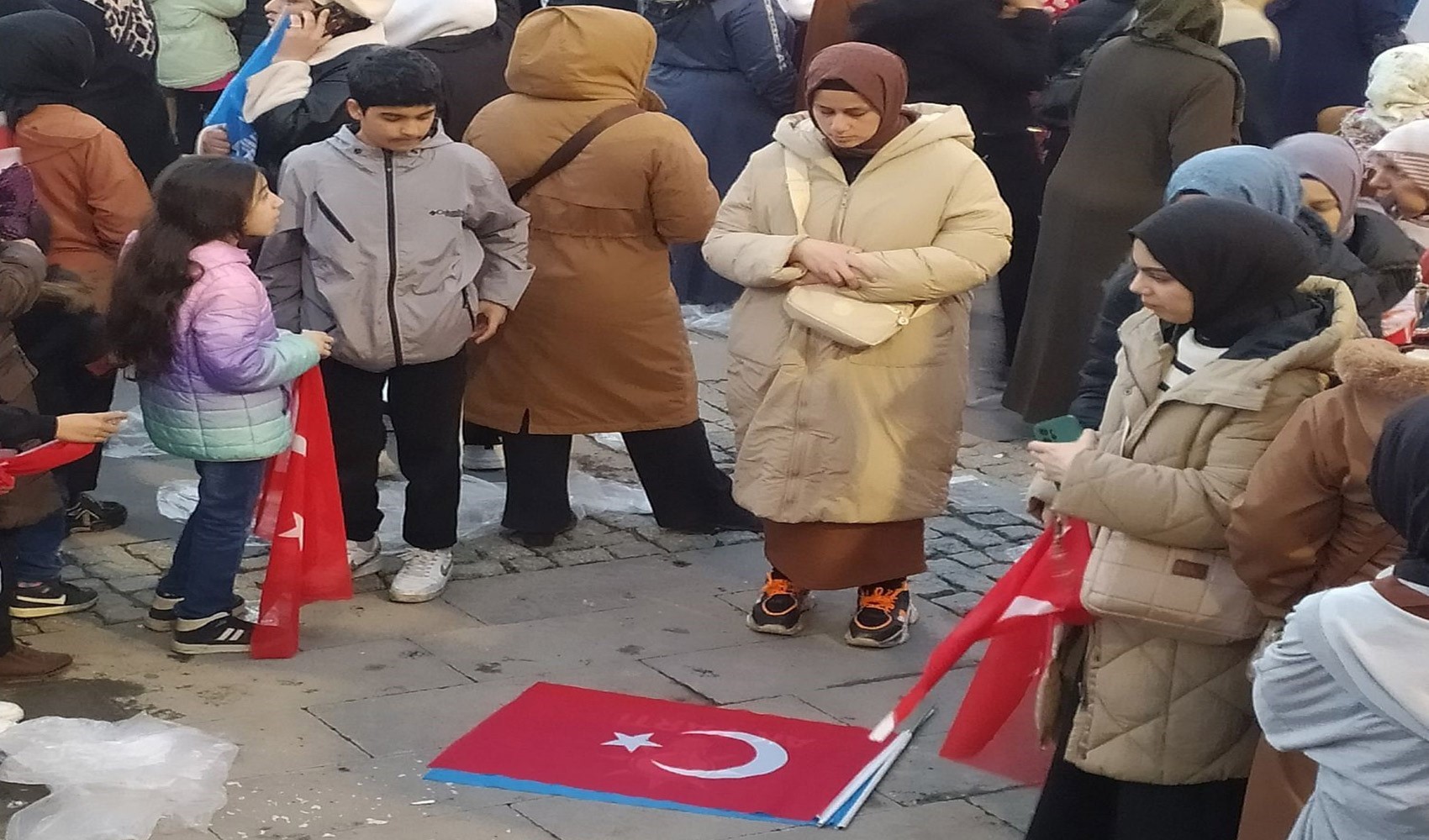 Türk bayrağını yere koyup namaz kıldı