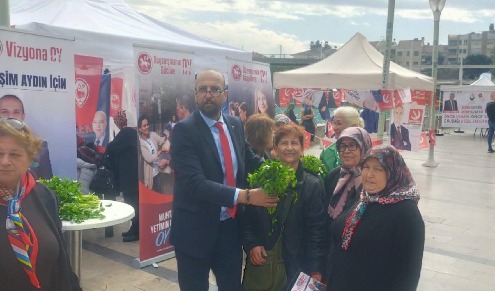 Demokrat Parti Aydın Büyükşehir Başkan adayı Hüseyin Turgut, kadınlar gününü maydanoz dağıtarak kutladı
