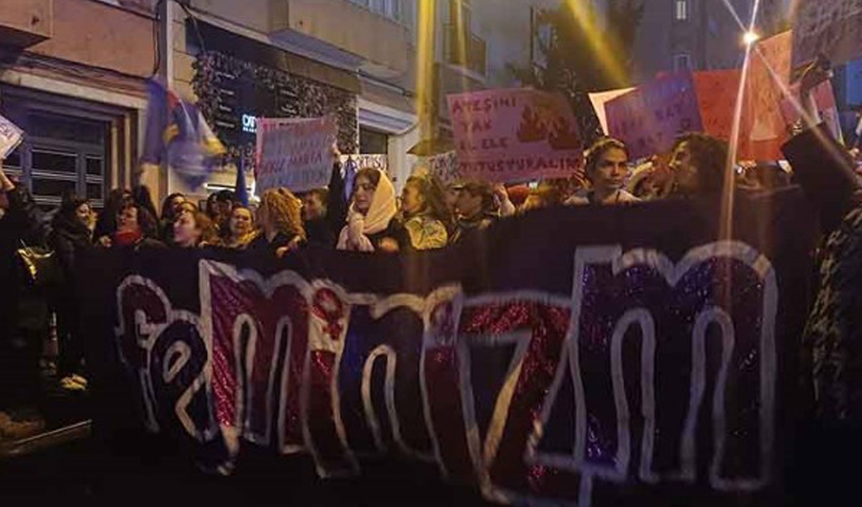 'Feminist Gece Yürüyüşü'nden Cumhurbaşkanı Erdoğan'a gönderme:  'Bana itaat etmezsen dayağı hak edersin' diyen erkeklerden biliyoruz