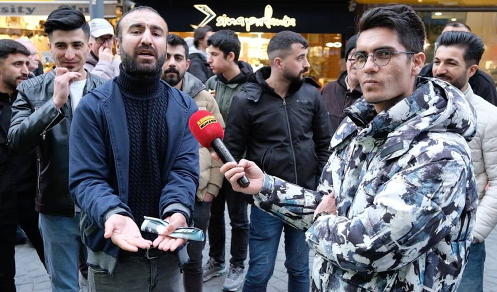 Sokak röportajında Erdoğan’ı eleştiren yurttaş anında gözaltına alındı