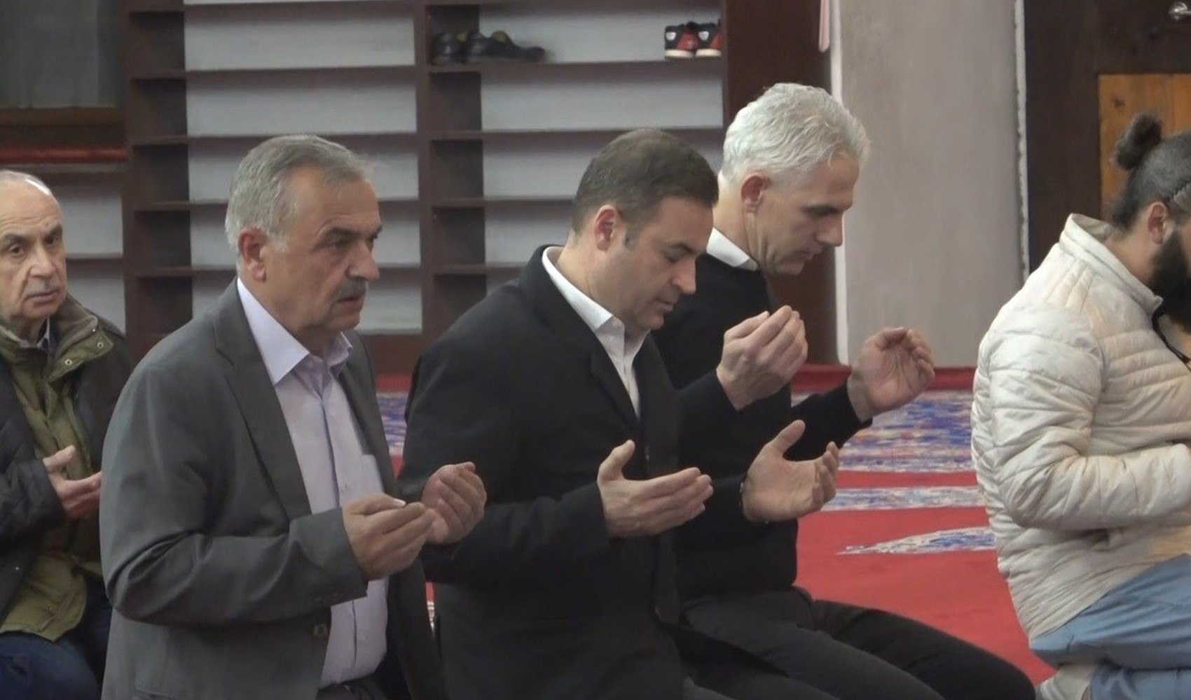 CHP’li başkan Ahmet Akın güne şükür namazı ile başladı