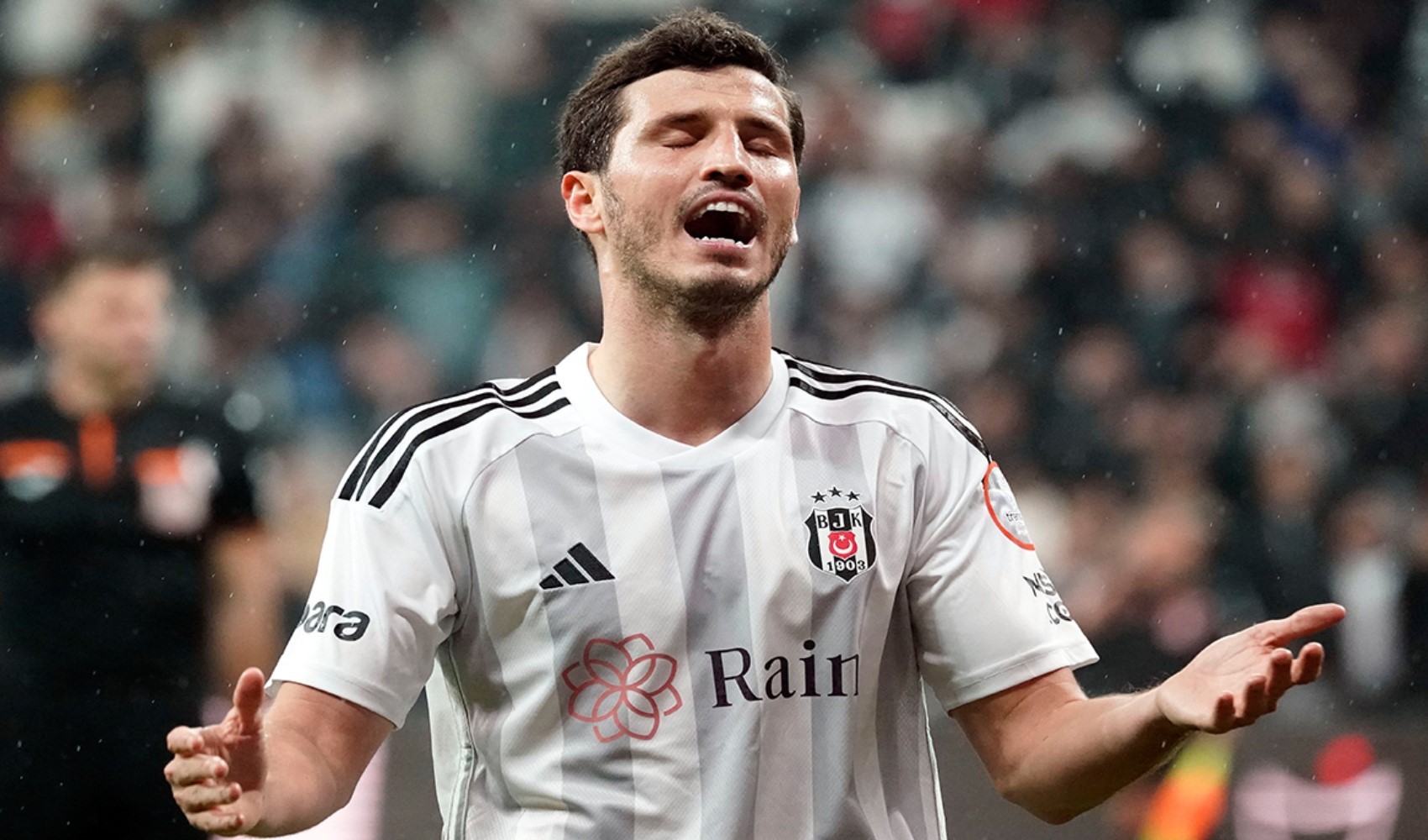 Salih Uçan Beşiktaş'tan ayrılıyor mu? Süper Lig'den teklif