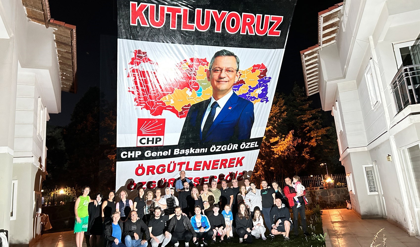 Komşularından Özgür Özel'e zafer kutlaması