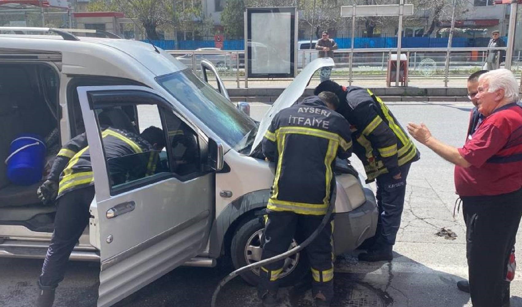 Seyir halindeyken alev alan araç kullanılamaz hale geldi!