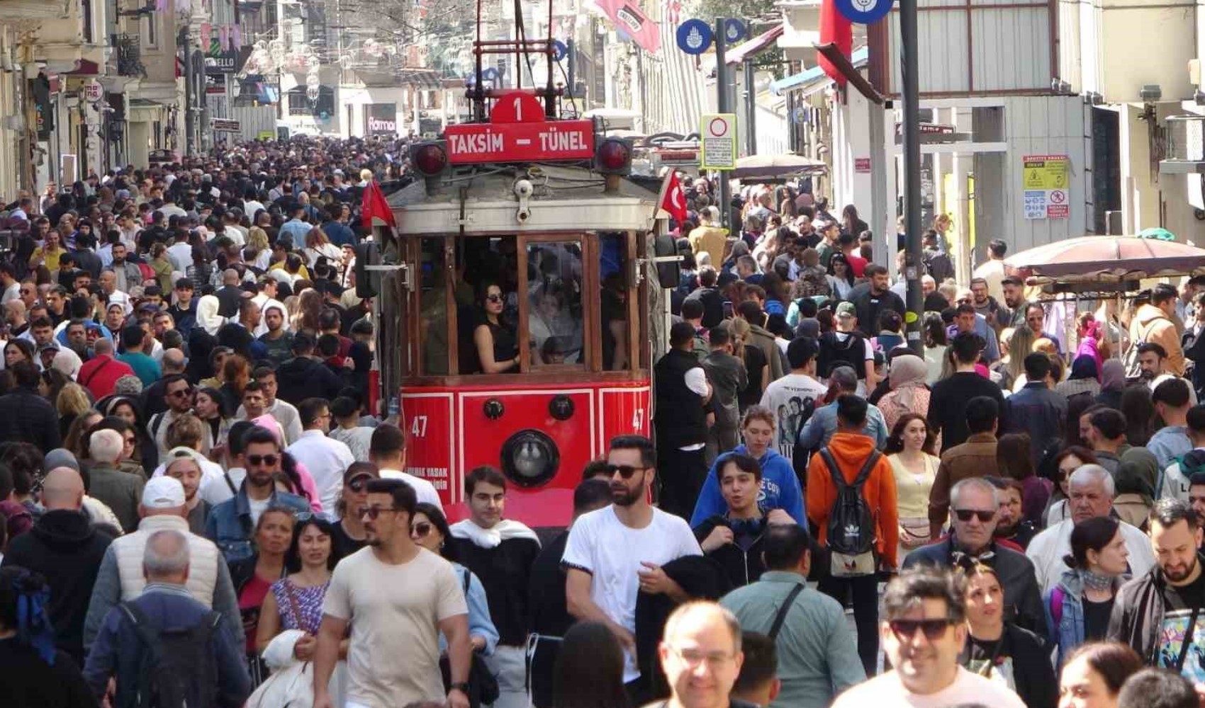 'Bayramda İstanbul boşaldı' diyenler yanılıyor: Taksim'de insan seli