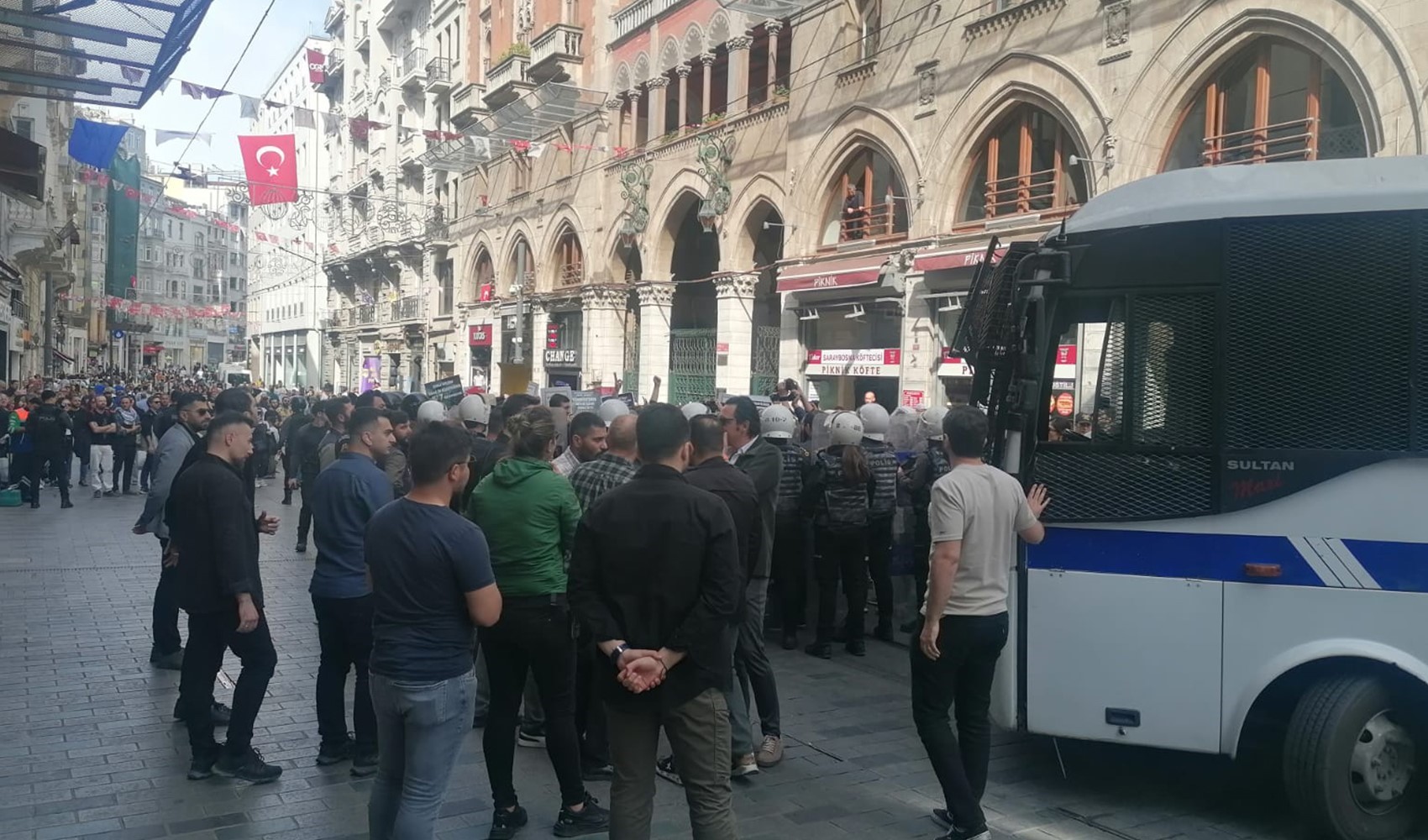 Taksim'de, eylemciye tokat atan komiser açığa alındı: 'Orantısız müdahale'