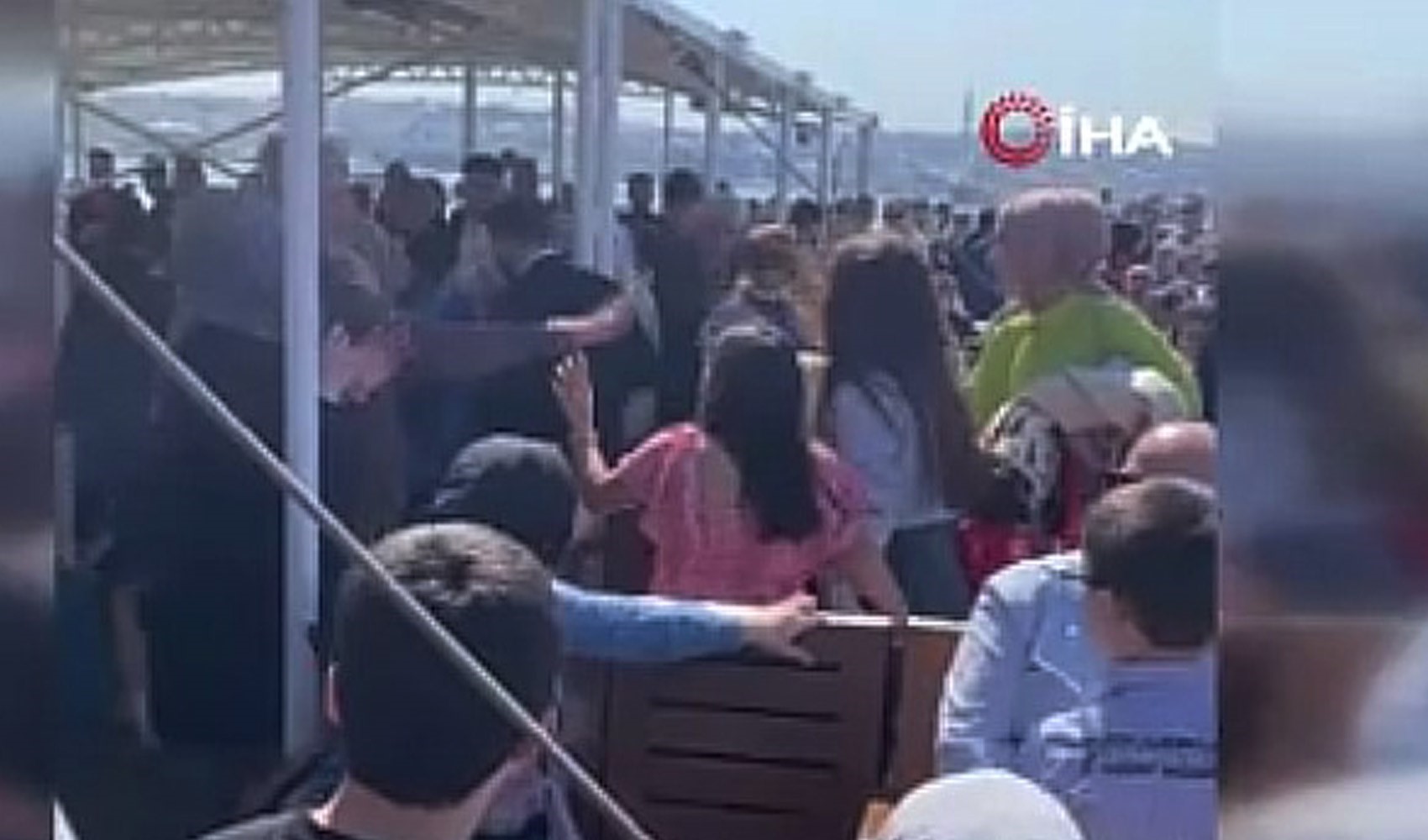 İstanbul'da bayram kalabalığına biber gazlı kavga eklendi. Kadınlar birbirine girdi