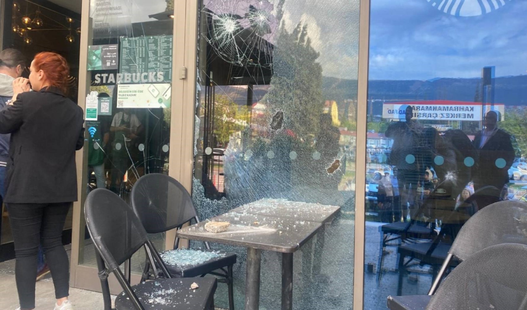 Kahramanmaraş’ta kahve zinciri şubesine silahlı ve taşlı saldırı