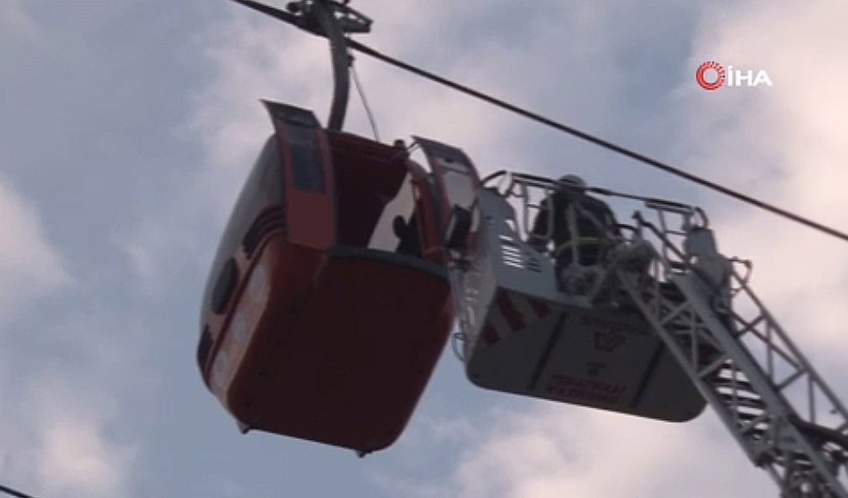 Teleferikte mahsur kalan yurttaşlar için çalışmalar sürüyor. 24 kabin mahsur kalmıştı