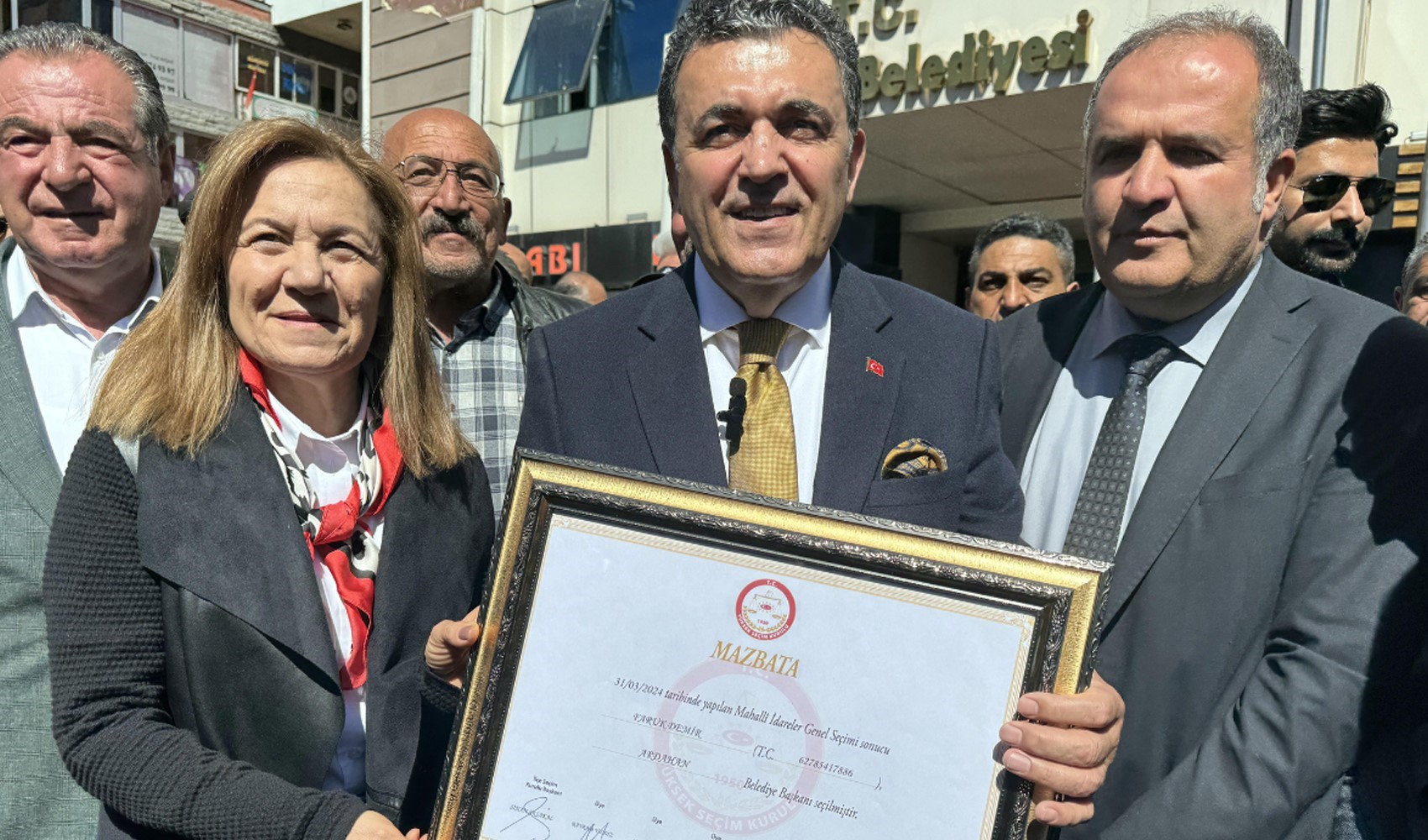 AKP seçimin iptalini istemişti: Ardahan Belediye Başkanı seçilen CHP'li Faruk Demir mazbatasını aldı